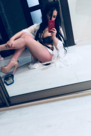 Escort girl Мадина